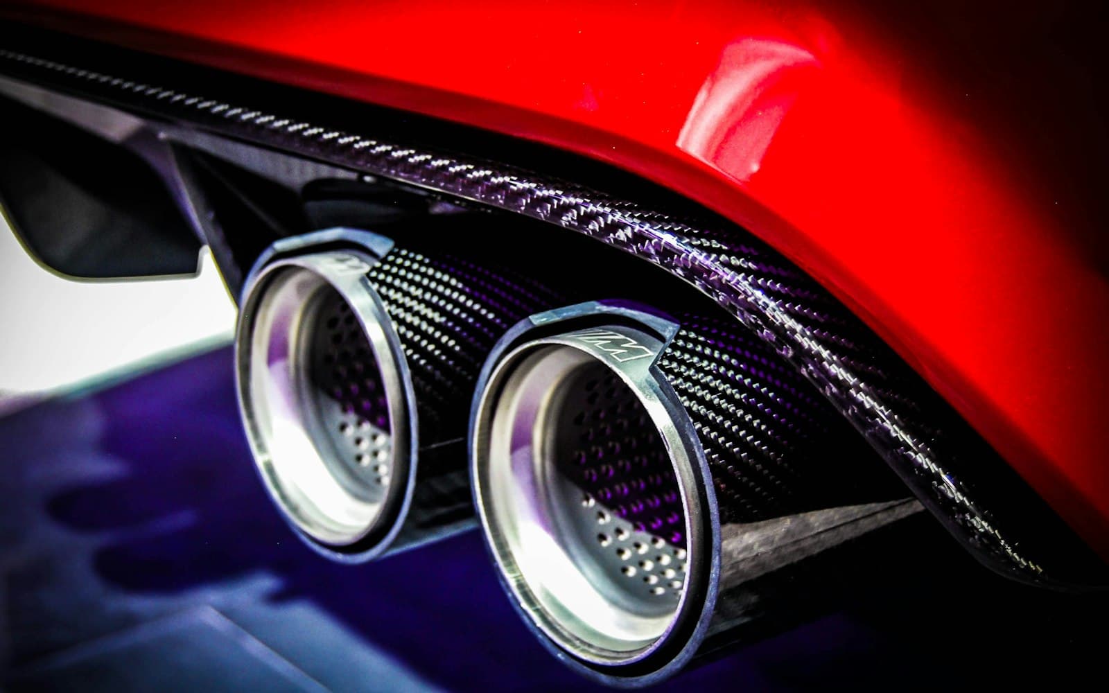Twin exhaust tips with carbon-fibre sleeves